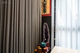 在進門的斜對角放置了紫水晶與聚寶盆，希望先生與自己的事業能夠更為精進更上層樓。