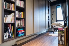 擁有整排落地的書櫃與優質採光，再加上充滿溫潤感的木質地板，書房成為李芳瑜家安靜沈思的好地方。