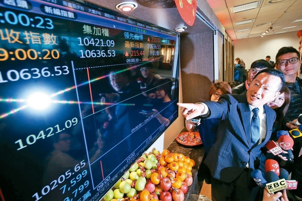 台股新春開市,開盤大漲200多點,金管會主委顧立雄(右)上午出席證券暨期貨業新春團拜時笑容滿面。 記者高彬原/攝影