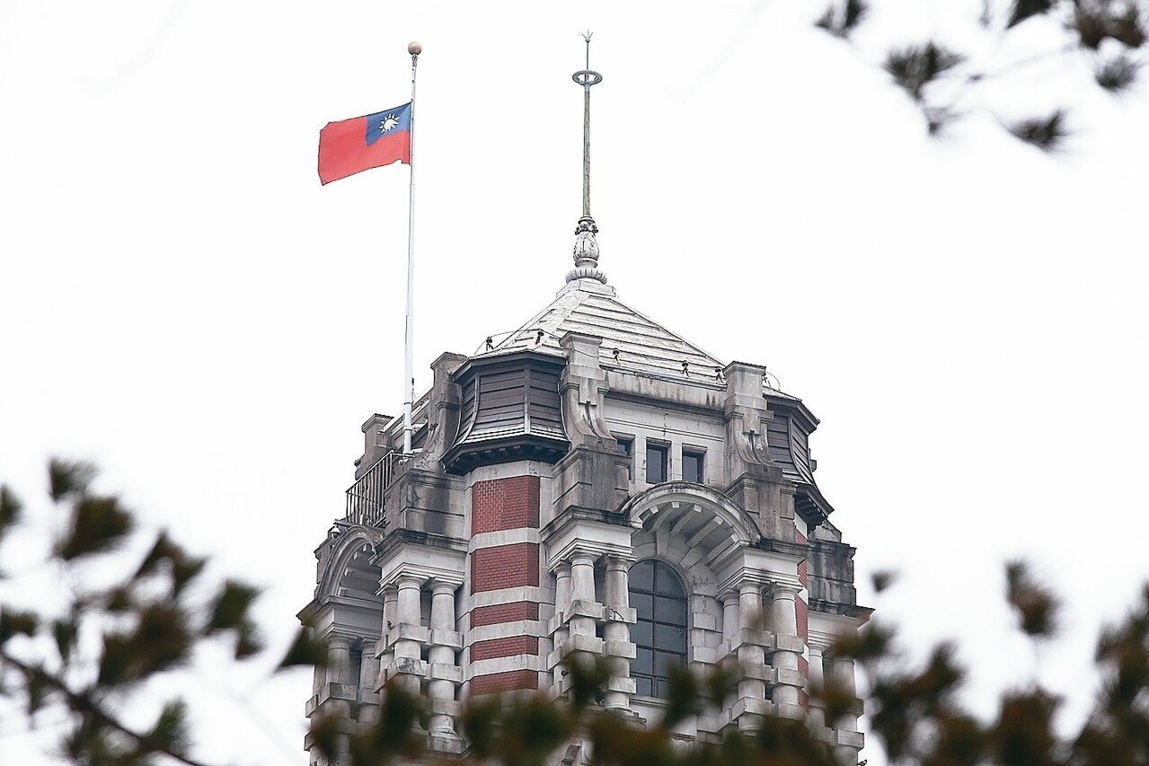 向花蓮震災罹難同胞誌哀,行政院指示今天全國各機關下半旗1日。 記者楊萬雲/攝影