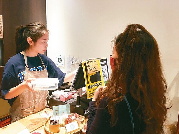 雲林縣斗六市一家餐飲店為鼓勵民眾減少塑膠袋使用,下月5日將把塑膠袋由一個1元提高至5元,目前已有近4成外帶顧客配合自備購物袋及餐盒。 記者陳雅玲/攝影