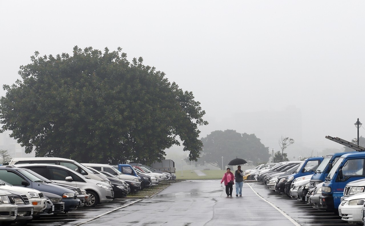 今天至明天上午受大陸冷氣團及鋒面中低層雲系影響，各地皆有降雨。 聯合報系資料照／記者杜建重攝影