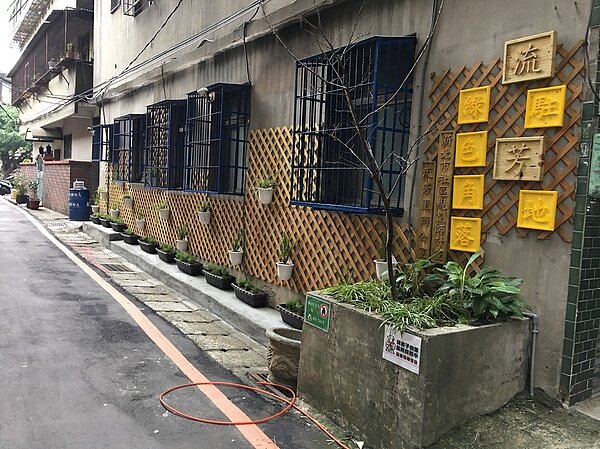 日前完成設置東門街2巷的木作植栽牆,導引民眾進入綠地,活絡空間使用。(圖/新北市城鄉局)