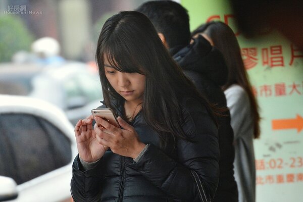 低頭族。(好房網News記者 陳韋帆/攝影)