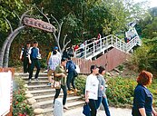 想到六龜花賞溫泉　得先爬180多階