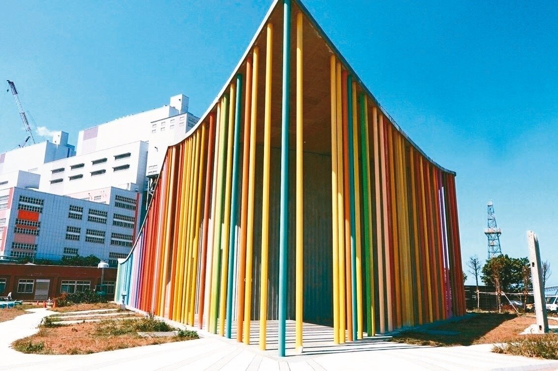 去年新落成的林口下福里市民活動中心，多達160根七彩圓柱環繞四周，早已成為拍網美照和打卡熱點。 記者王敏旭／攝影