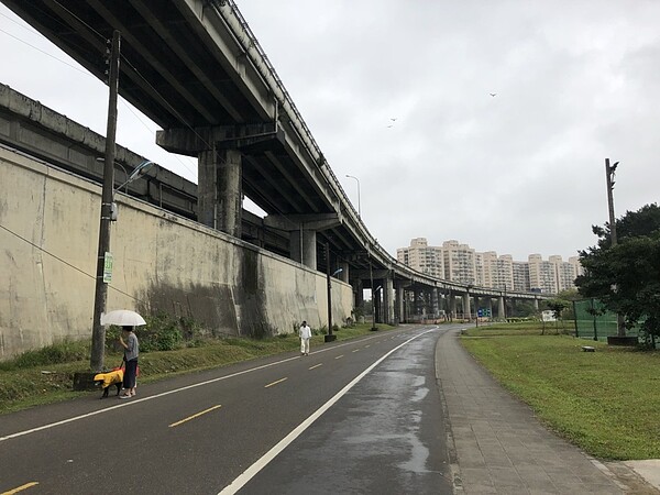 今天大陸冷氣團減弱，氣溫回升；東半部地區及北部山區有局部短暫雨，其他地區為多雲到晴。記者侯俐安／攝影 