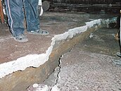 整治後勁溪地龜裂　8民宅受損