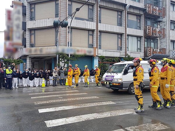 救難隊今天找到花蓮地震最後２名罹難者遺體。(圖／慈濟基金會提供)
