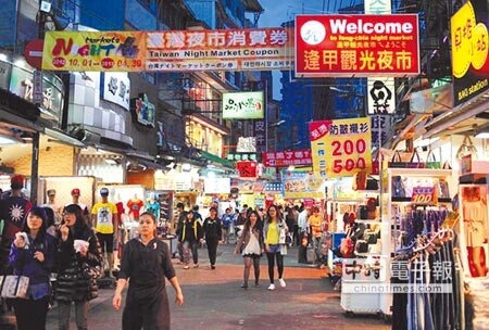 觀光局公布去年度台灣觀光旅館營運統計，外籍住宿旅客與平均房價皆呈現負成長。圖為台中逢甲夜市逛街人潮不如以往。（本報資料照片）