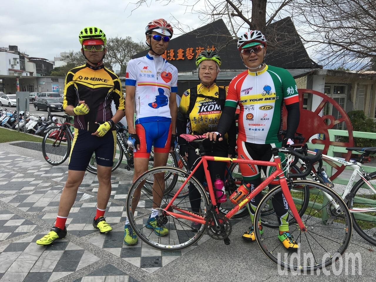 日本婦人叶佐枝子(右二)前往雲門翠堤大樓現場。記者徐庭揚/攝影