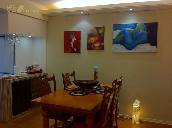 5.餐廳牆上掛著于台煙的油畫作品。
