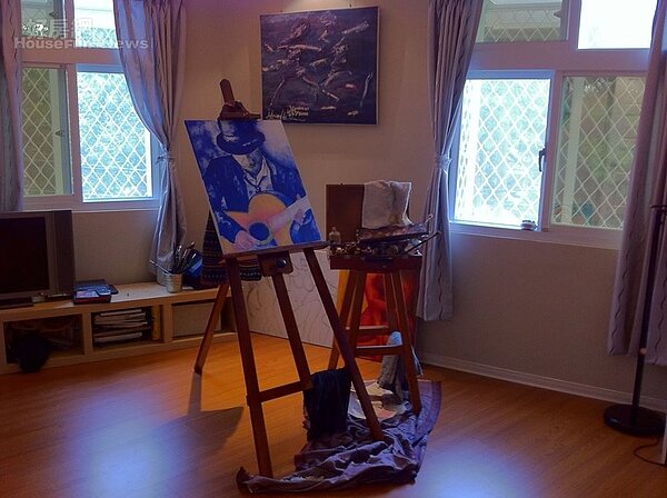 7.于台煙最喜歡的空間是畫室和浴室,話是看來寬敞舒暢,也是以木製紋路的地板搭配白牆。