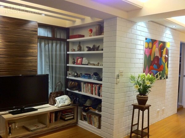 3.客廳以白色文化牆與木製家具搭配，感覺樸實舒適。
