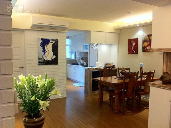 4.廚房與餐廳中間有個小吧台分隔,還有百合花作為裝飾。