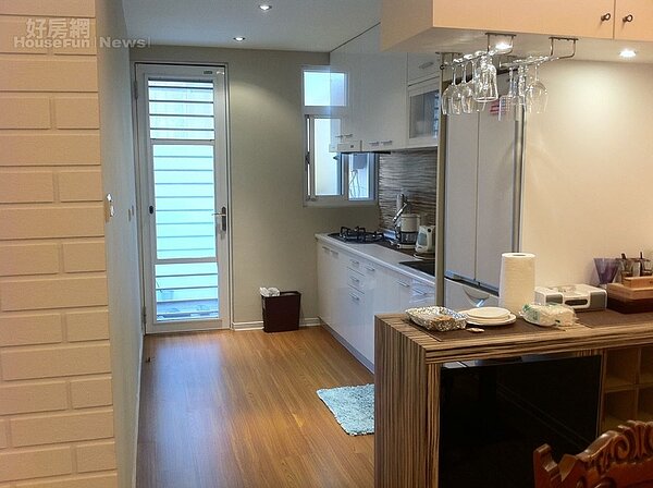 6.廚房為白色系,採光明亮。