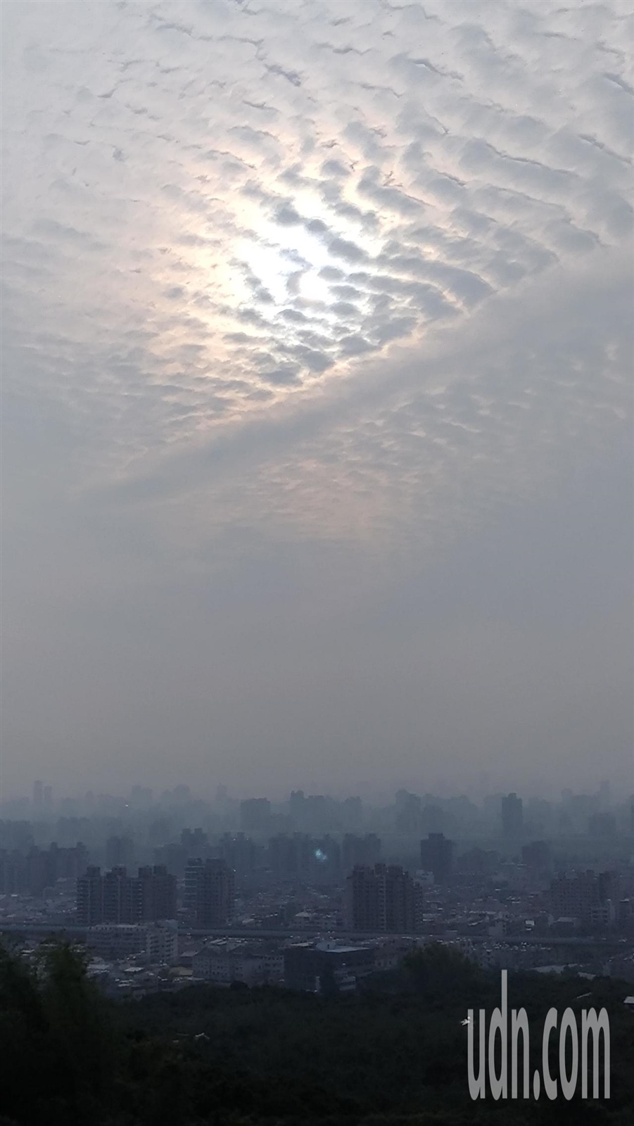 從台中市大坑九號步道遠眺台中市區，可以看見都市籠罩在一片霧茫茫中，但究竟是霧還是霾？應該看一下空汙指數才能確定。記者黃寅／攝影