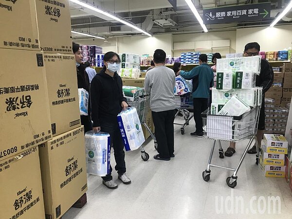 今天量販店出現搶買衛生紙人潮,幾乎人手一袋,昨晚一千多箱衛生紙全數銷售一空。記者綦守鈺/攝影