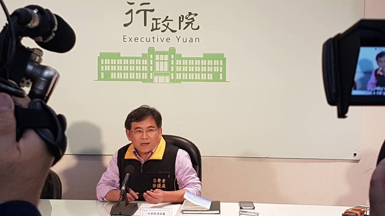 行政院消保處副處長吳政學表示,國內四大賣場確認3月中旬前衛生紙仍不會漲價。記者吳佩旻/攝影