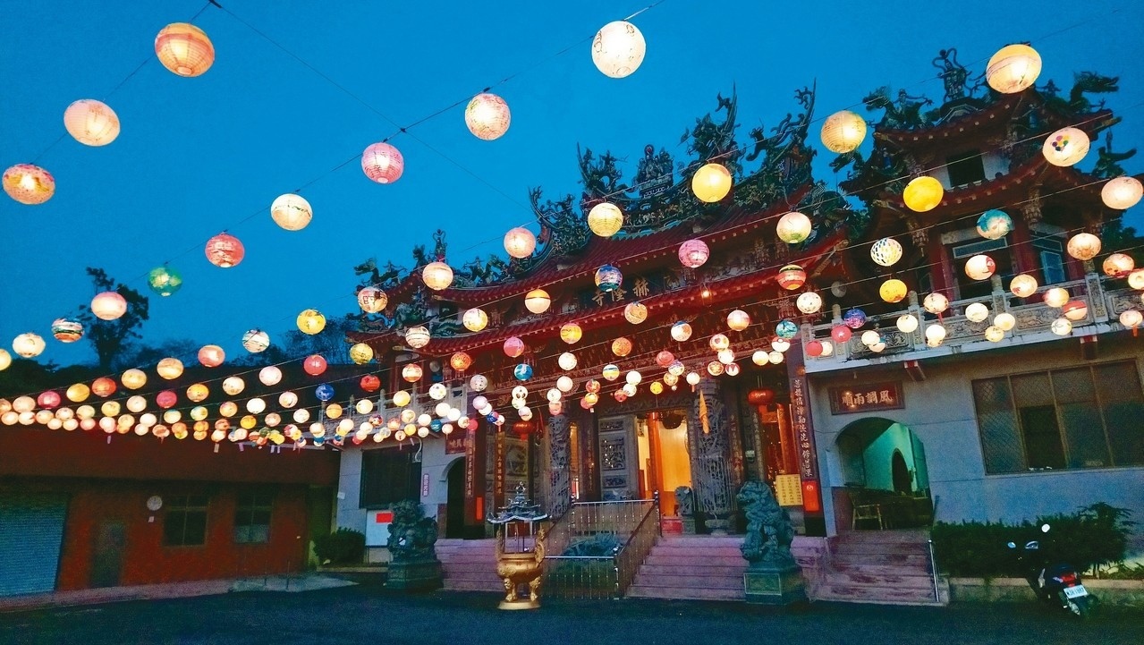 中埔鄉石硦社區赫隆寺燈飾，還結合檳榔染布。 記者卜敏正／攝影