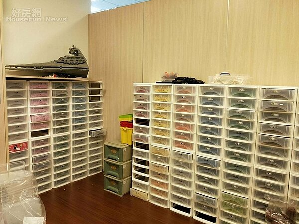 7. 為了儲放作品,大量使用系統櫃。