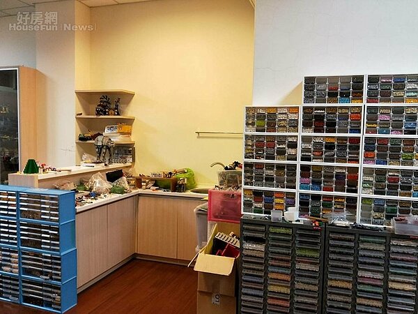 4. 連廚房都堆著樂高作品。