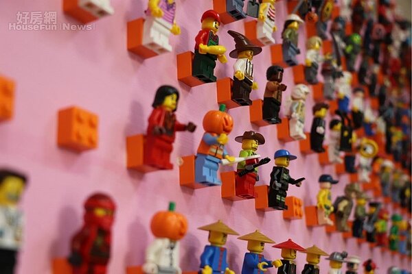 5. 貼滿粉紅色牆面的童趣作品。