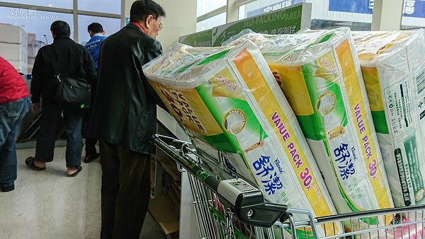 衛生紙驚傳漲聲,民眾紛紛前往大賣場搶購。(好房網News記者張聖奕/攝影)