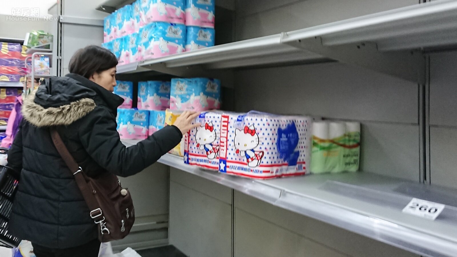 推車中衛生紙堆到高得看不到前方的路，這是前幾天各大賣場民眾瘋搶衛生紙的盛況。（好房網News記者張聖奕／攝影）