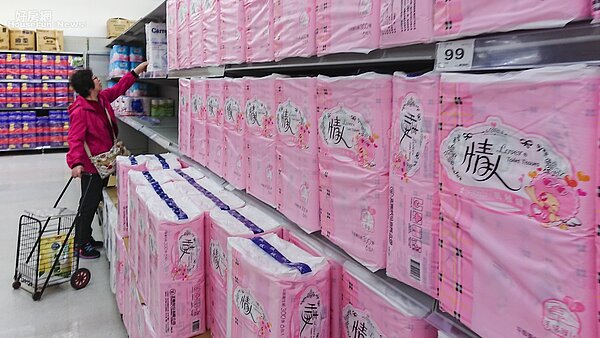 衛生紙驚傳漲聲,民眾紛紛前往大賣場搶購,不過貨架上貨源還算充足。(好房網News記者張聖奕/攝影)