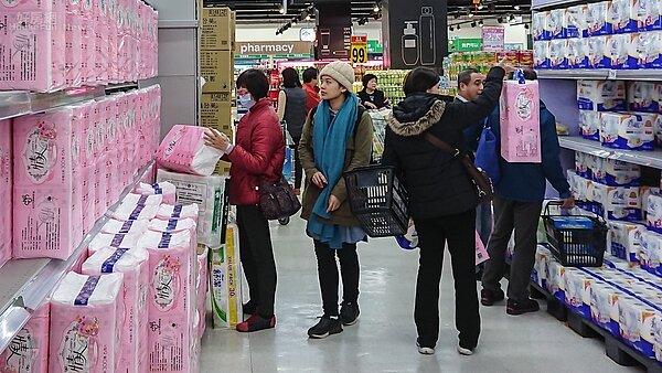 衛生紙驚傳漲聲,民眾紛紛前往大賣場搶購,不過貨架上貨源還算充足。(好房網News記者張聖奕/攝影)