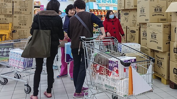 衛生紙驚傳漲聲,民眾紛紛前往大賣場搶購,不過貨架上貨源還算充足。(好房網News記者張聖奕/攝影)