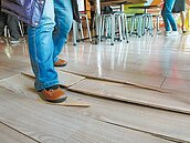 市場地板、導盲磚破損　議員促改善