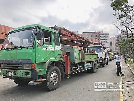 仰德大道混凝土泵浦車重大車禍後，公路總局召回全台1400多輛的混凝土泵浦車全面檢驗，但至今驗車合格率不到1成，桃園逾30位司機26日集體驗車，試圖「包圍」桃園監理站，他們強調規定不切實際，加上設備一定超重，要求監理所應以「特種車」審驗。（蔡依珍攝） 