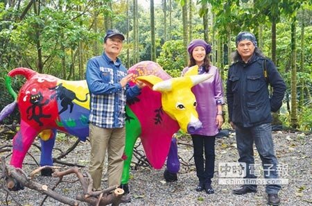 戀戀魯冰花活動將在3月3日至11日開跑,26日居民們和客家事務局長蔣絜安(中)、三和里長謝金棋(左)、藝術家劉經倫(右)一起完成地景藝術「野獸派黃牛」。(賴佑維攝)