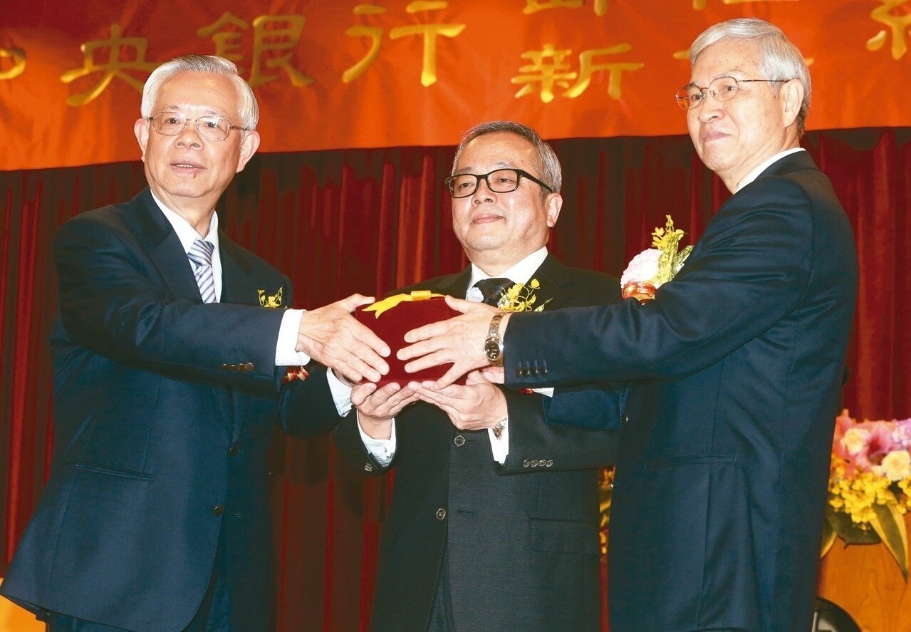 中央銀行新卸任總裁昨天舉行交接儀式,由行政院副院長施俊吉(中)監交,新總裁楊金龍(右)從彭淮南(左)手中接過央行印信,宣告央行長達廿年的「彭總裁時代」結束。 記者胡經周/攝影