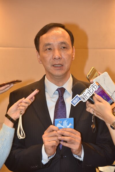 新北市長朱立倫宣布新北兒童卡於3月1日起實施。記者林麒瑋／攝影 