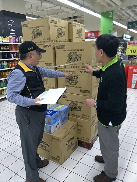新北市消保官於26日赴新北市愛買、全聯、大潤發、家樂福及好市多等各大通路調查衛生紙供貨情形(圖/新北市政府)