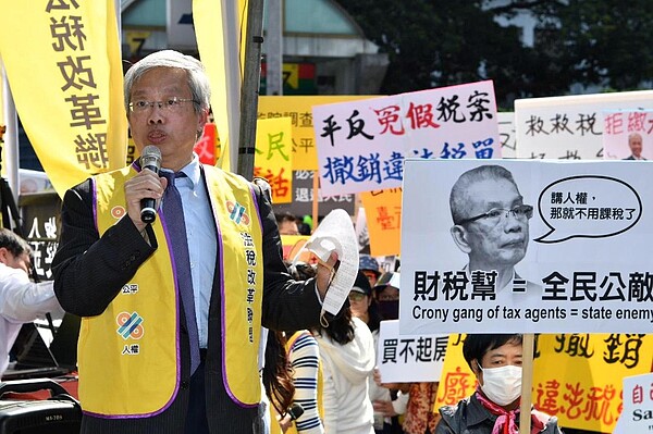 法稅改革聯盟公布財稅幫七大罪狀，多所大學生演出行動劇，抗議群眾還焚燒他們的肖像海報洩憤，怒吼許虞哲下台。（法稅改革聯盟）