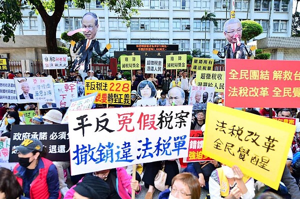 法稅改革聯盟公布財稅幫七大罪狀，多所大學生演出行動劇，抗議群眾還焚燒他們的肖像海報洩憤，怒吼許虞哲下台。（法稅改革聯盟）