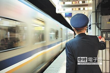 勞基法修法增加彈性,勞動部公布的例外行業,輪班換班間距與例假日「7休1」彈性有條件放寬。圖為台鐵人員工作情形。圖/本報資料照片