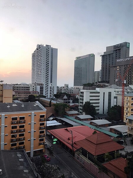 泰國有些房子也相當現代化了,新舊房子交錯,景象與台北似乎差不多。(Sway拍攝)