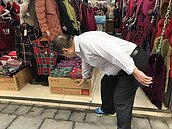 馬路鋪太高逢雨必淹　台南攤商：政府沒腦嗎？