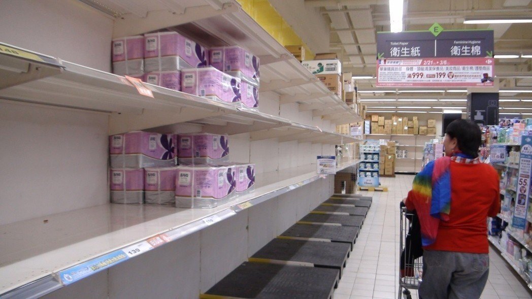 央行總裁楊金龍表示,台灣物價易受進口原物料行情影響,短期呈現較大波動,近來國際原物料行情呈上揚趨勢,但全球通膨預期仍屬溫和且新台幣對美元升值有助減輕輸入性通膨壓力。 記者楊濡嘉/攝影