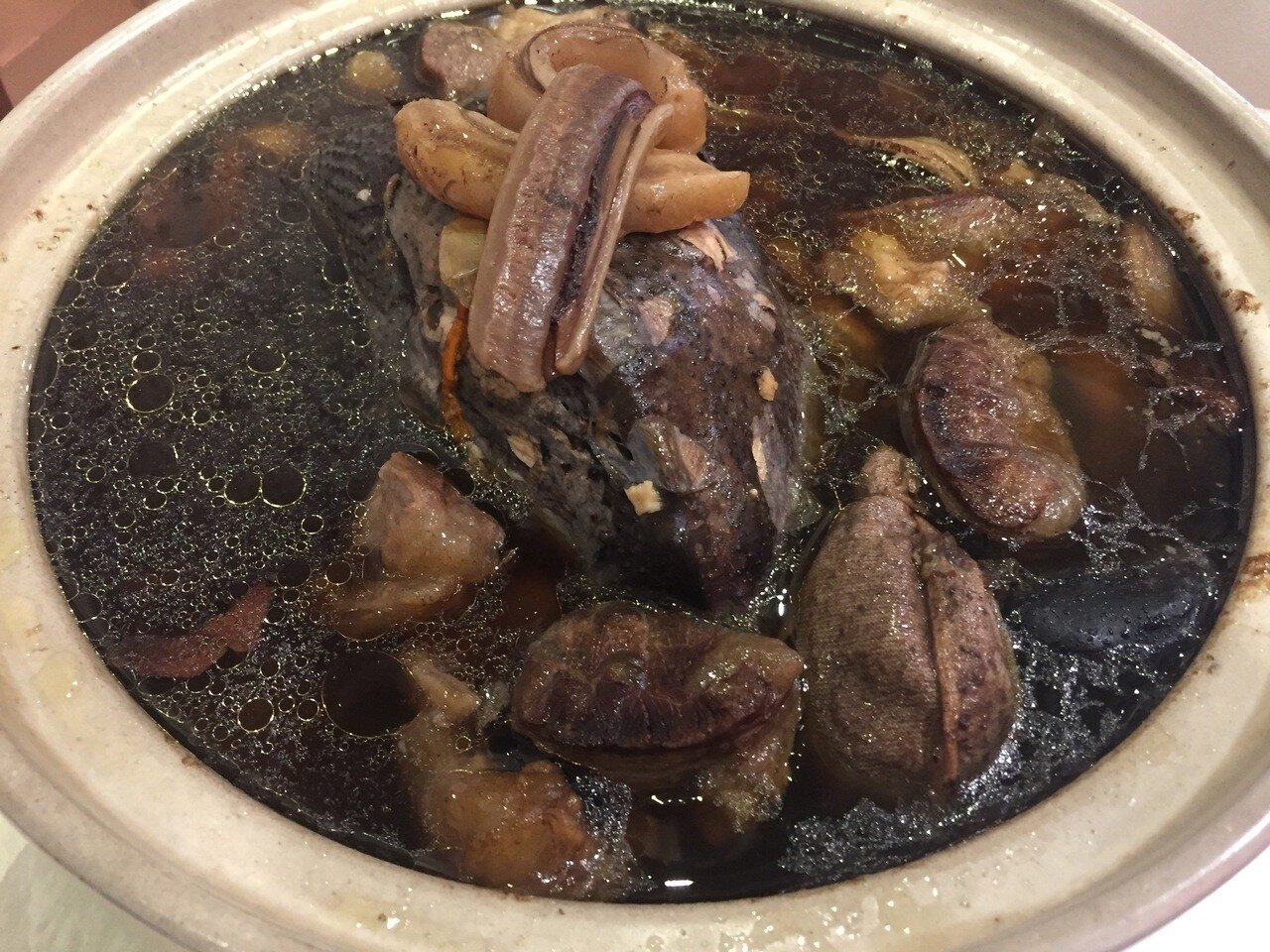 「霸王別姬鍋」以牛鞭、牛筋、烏骨雞以及10多種中藥熬製而成，一鍋要價2500元，想吃還必須提前預訂。記者余采瀅／攝影