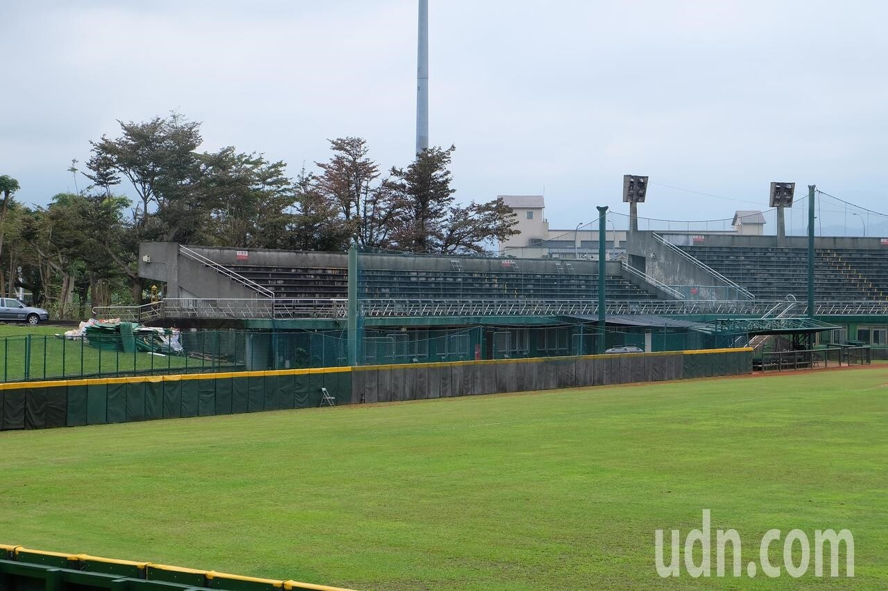 羅東運動公園的棒球場是縣內唯一棒球場，未來觀眾席和球員休息室即將擴建，以求符合正規賽事規格。記者張芮瑜／攝影 