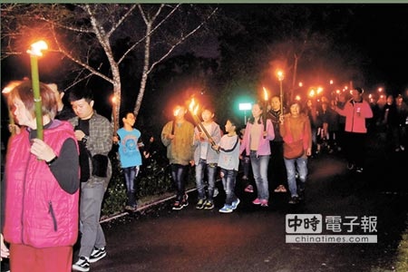 南投縣魚池鄉仙楂腳社區，提早在228晚間以「火把繞庄」方式慶祝元宵，熱鬧且溫馨。（沈揮勝攝）