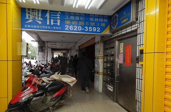 淡水學府路3月5日起機車停放在騎樓將被開罰。圖/新北交通局提供