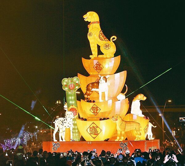 新北市祈福燈會昨晚點燈,「金犬福旺」主燈,高八米、共九隻不同金色狗及金元寶,閃耀大台北都會公園。 記者林伯東/攝影