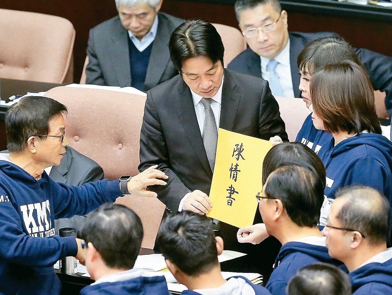 政院長賴清德（中）上午出席立法院施政報告與總質詢，國民黨立委上前遞交陳情書表達訴求。 記者余承翰／攝影